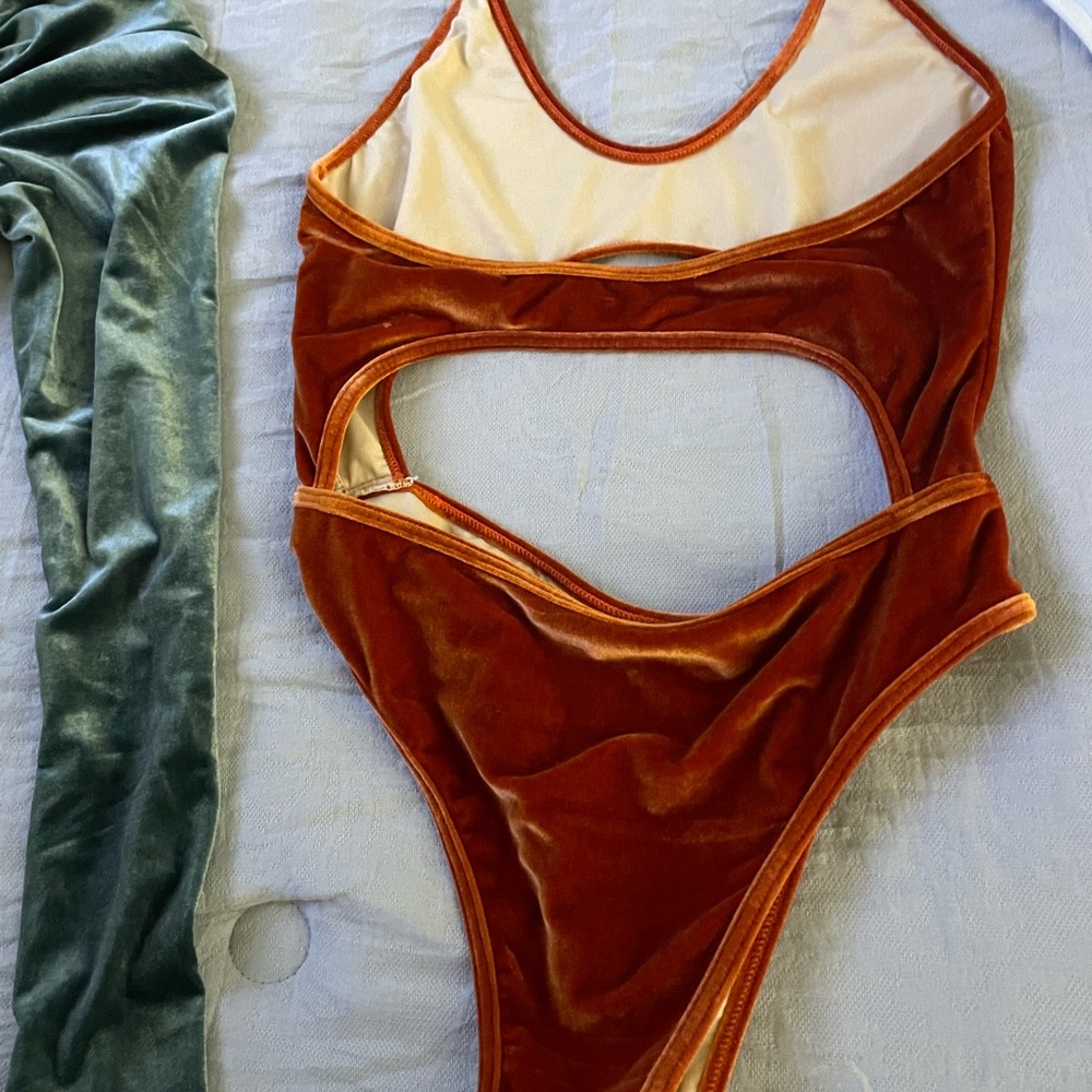 Bodysuits - Picture 3 of 6
